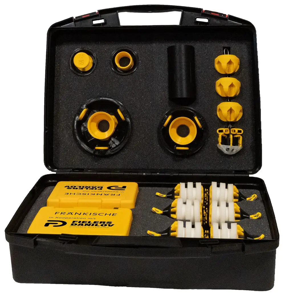 Reinigungsset in schwarzer Transportbox mit gelben Elementen. Enthält verschiedene Zubehörteile, darunter Adapter und Halterungen. Marke: Fränkische.